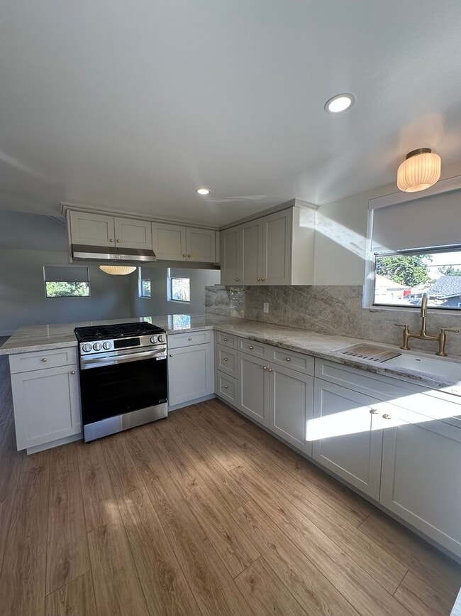 Building Photo - 335 S Grand St