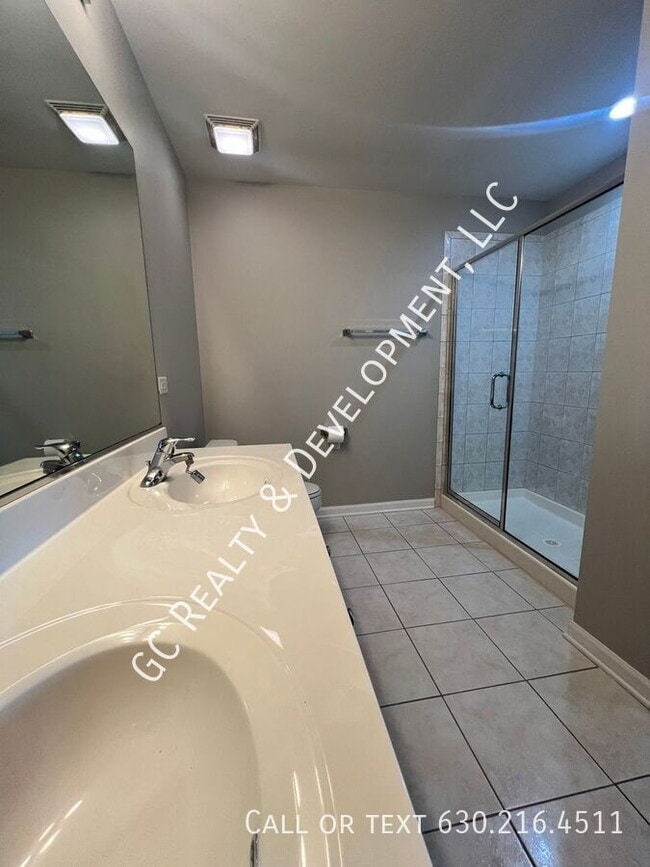 Building Photo - 125 Lakeview Dr