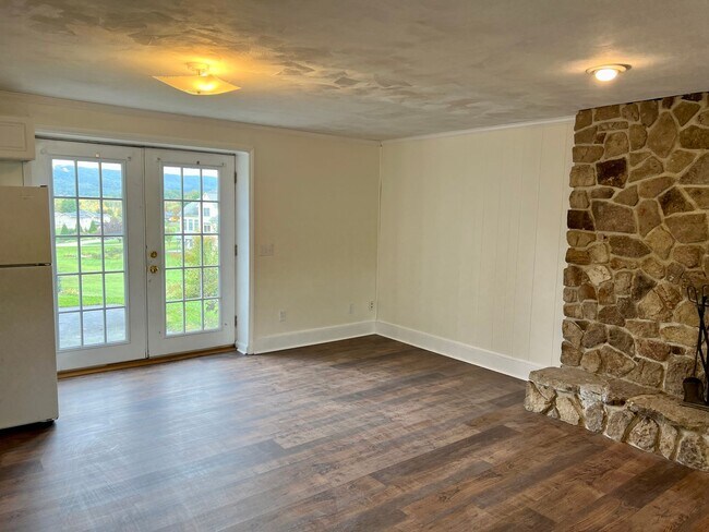 Building Photo - Large home in convent Blacksburg location