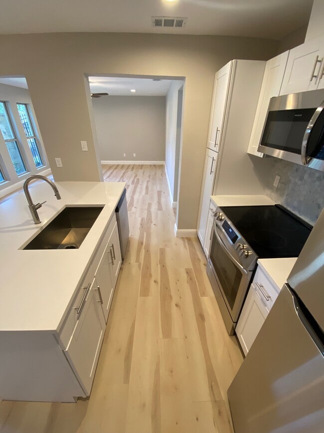 Building Photo - 5826 Sandhurst Ln