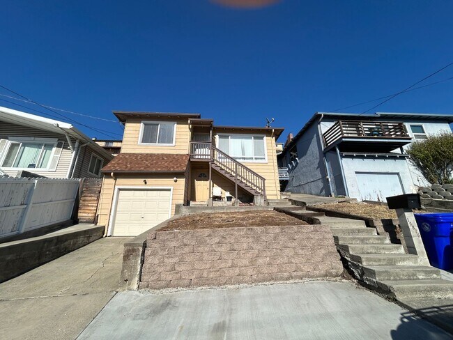 Primary Photo - 3 Bed 2 Bath with Great Views in San Leand...