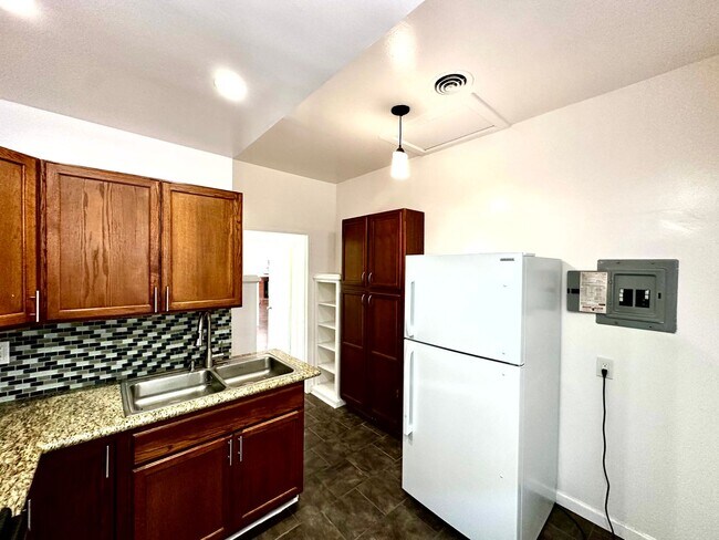 Building Photo - 607 N El Molino Ave