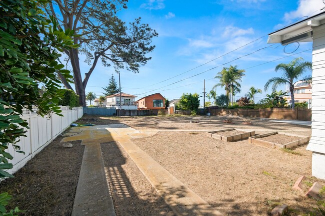 Building Photo - Charming Craftsman Home in the Heart of La...