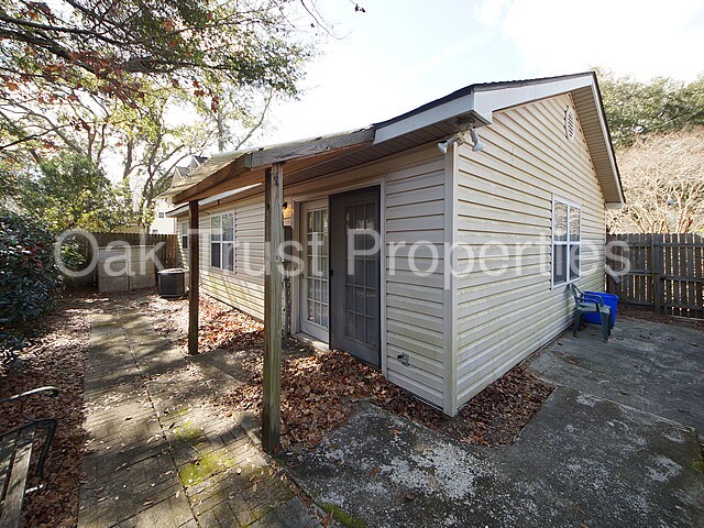 Building Photo - 733 Fort Johnson Rd