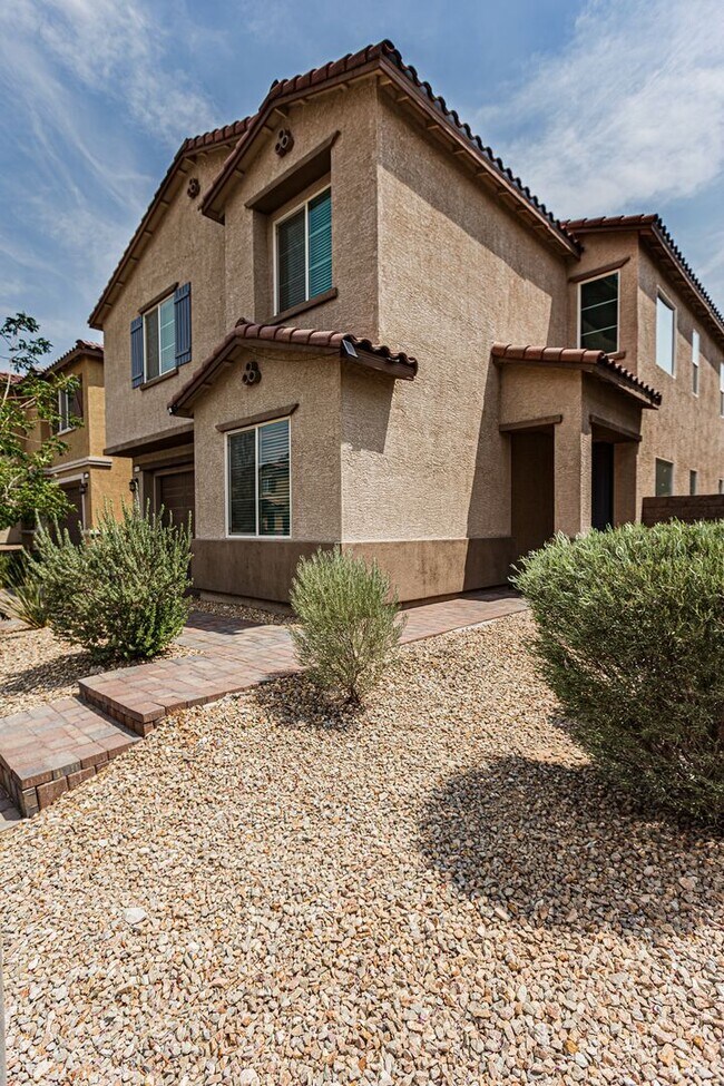 Building Photo - Beautiful 2 story Home