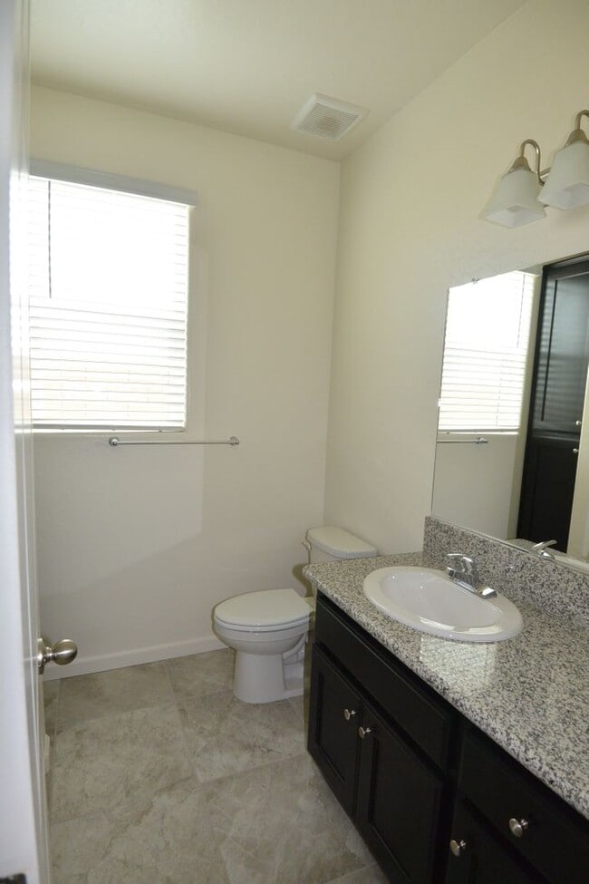 Building Photo - 3 bedroom 2 bathroom in Ashton Park gated community NW Visalia!