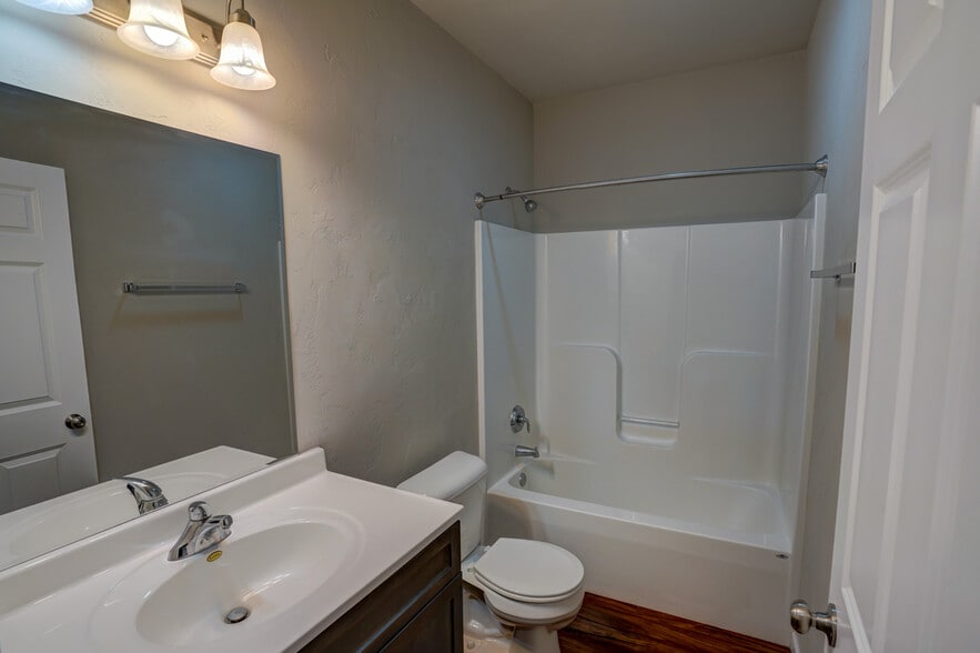 Lower level bathroom - 826 Thompson Dr
