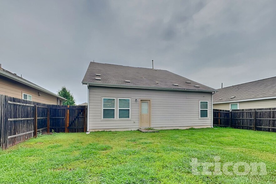 Building Photo - 421 Moonvine Way
