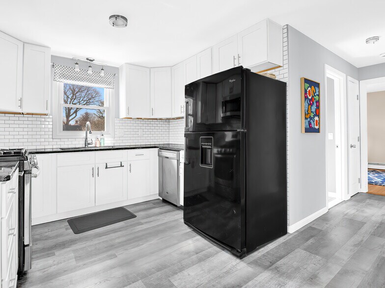 Building Photo - 32 Hamlin Ave