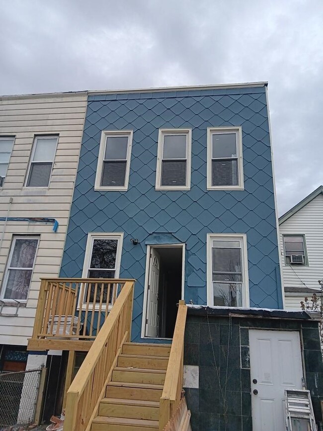 Building Photo - 419 4th St