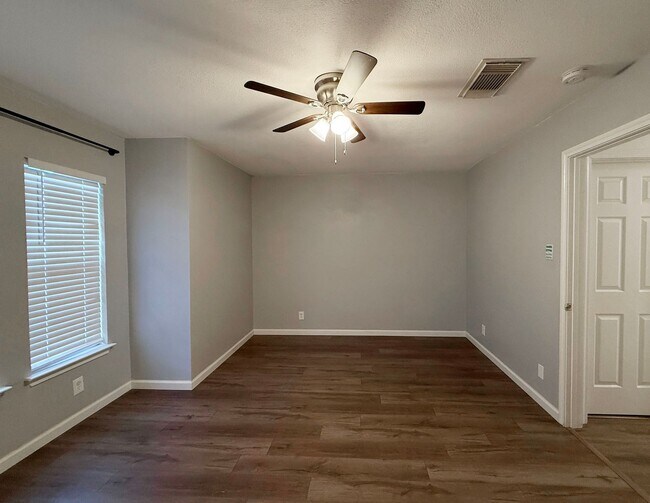 Building Photo - Beautiful 3/2 Available for Immediate Move In!