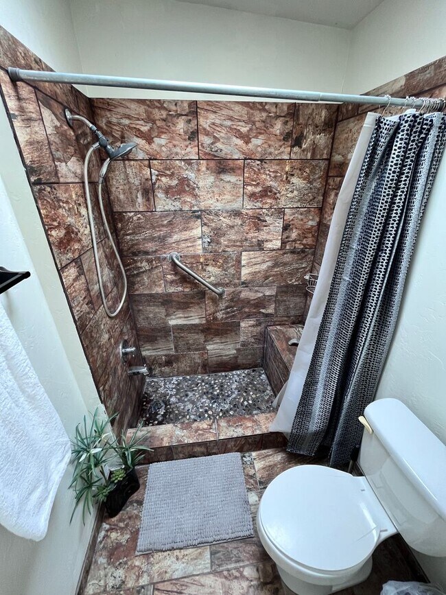 Building Photo - Catalina Foothills- 3 bedroom/ 3 bathroom ...