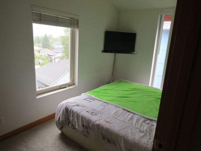 Building Photo - Beautiful 2 Bed Townhome Conveniently Located In Seattle!