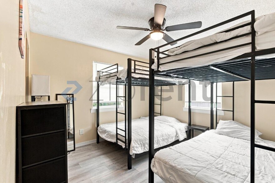 Building Photo - Unit
