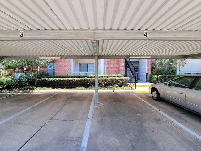 Building Photo - Prime Location in West University Area! First floor unit with open floor plan, tile floors throug...