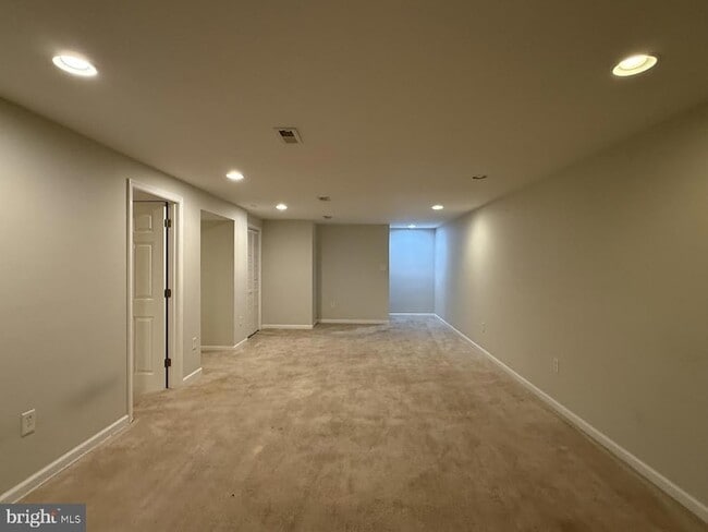 Building Photo - 220 Summit Hall Rd