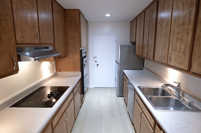 Kitchen - 5625 Windsor Way