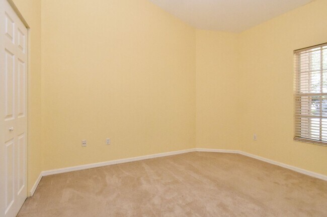 Building Photo - Capri Comfort with Style & Space – NW Gainesville