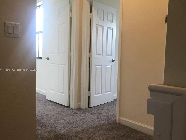 Building Photo - 10401 W 32nd Ln