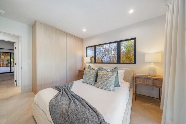 Building Photo - 2221 Bowmont Dr