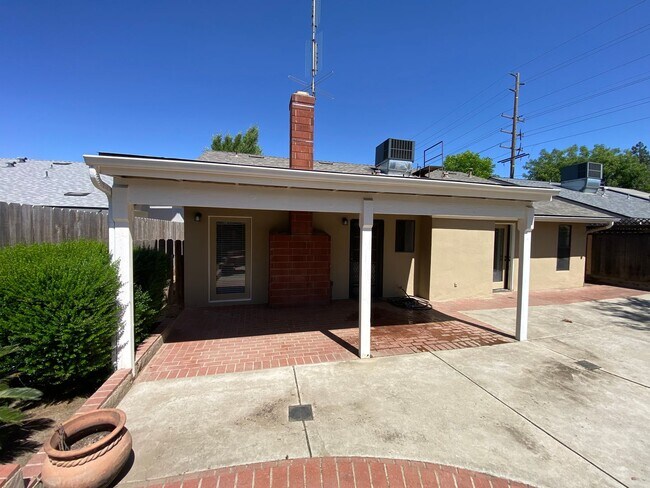 Building Photo - SW Visalia Home coming soon!