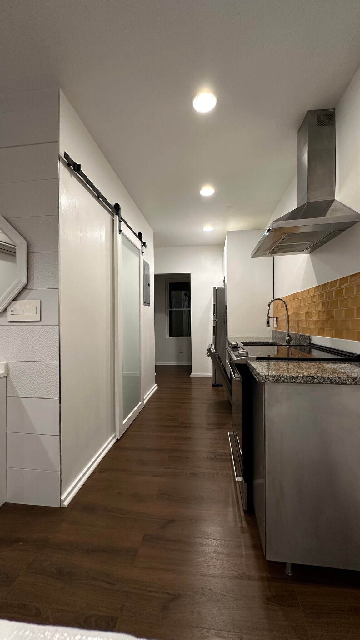 Building Photo - 548 S 54th St