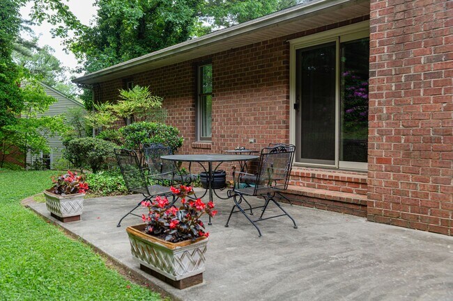 Building Photo - New Listing!