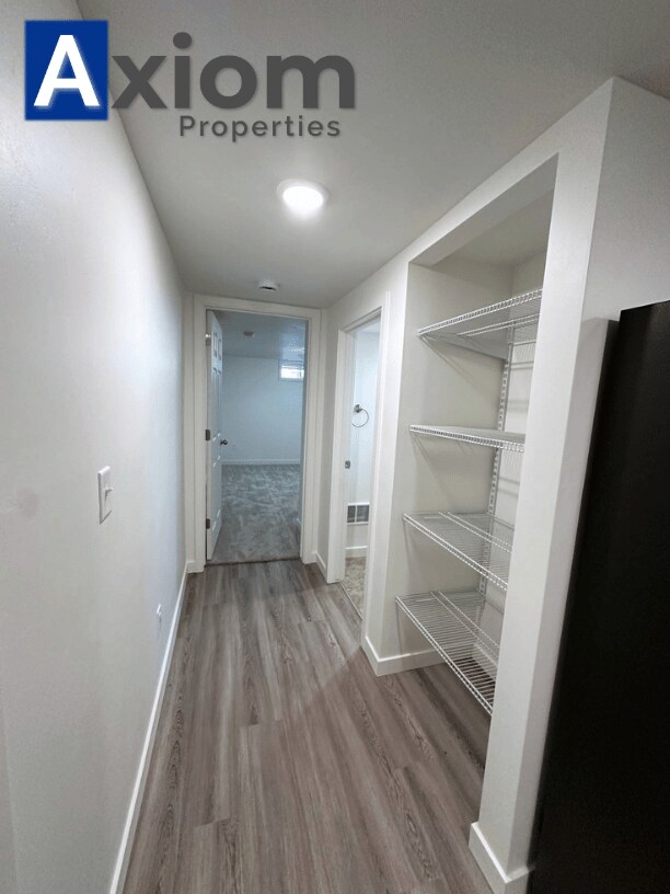 Building Photo - 906 E Elm-B