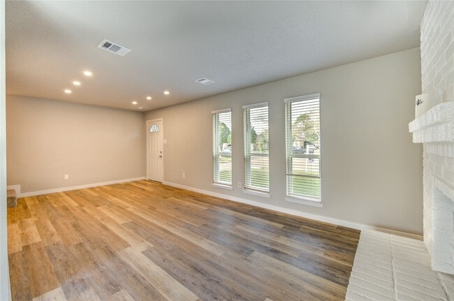 Building Photo - 7411 Trabajo Dr