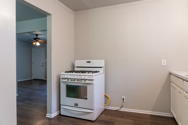 Building Photo - NEWLY RENOVATED 2 BEDROOM HOME!