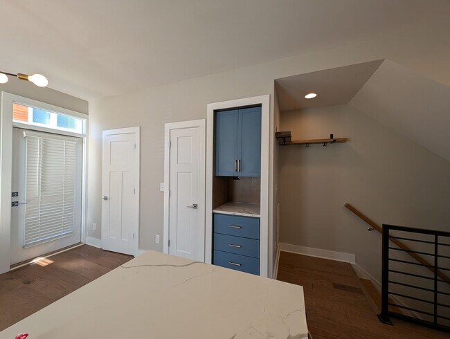 Building Photo - End-unit townhome in Bryant Park Terrace! 2-beds, 2-full baths, and 2-half baths.