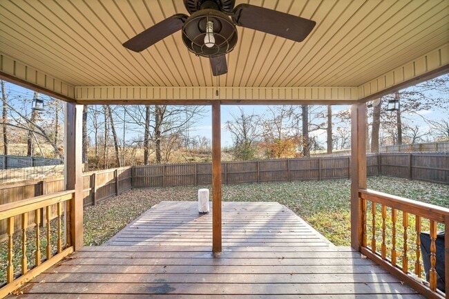 Building Photo - Country feel in the City.  Sharp 3 bed 2 bath.  Close to Fort Campbell.