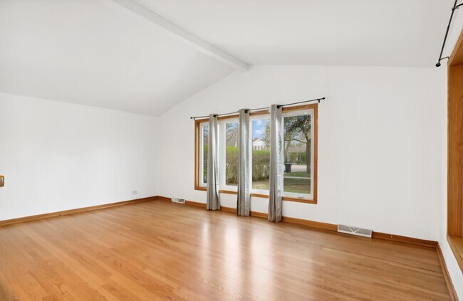 Building Photo - 403 E Lake Ave