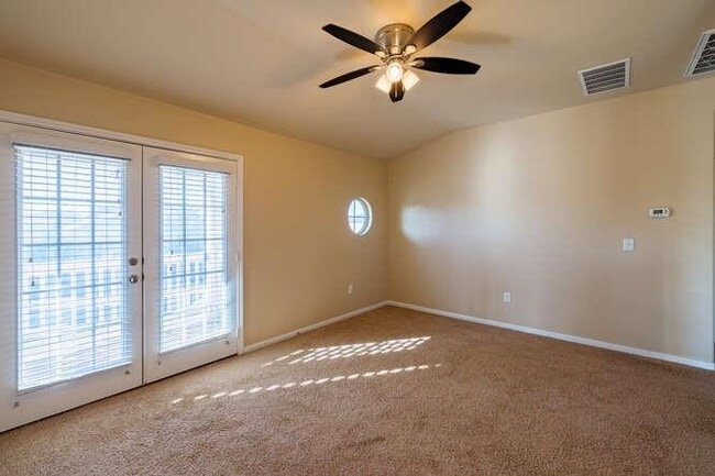 Building Photo - 402 Zenith Rd