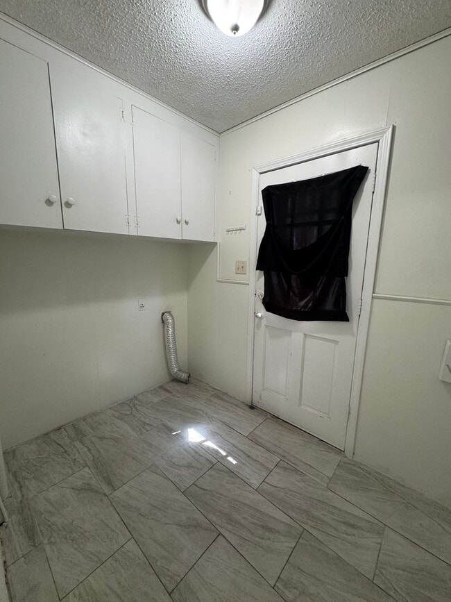 Building Photo - Cottage style house 2bedroom 1bathroom wit...