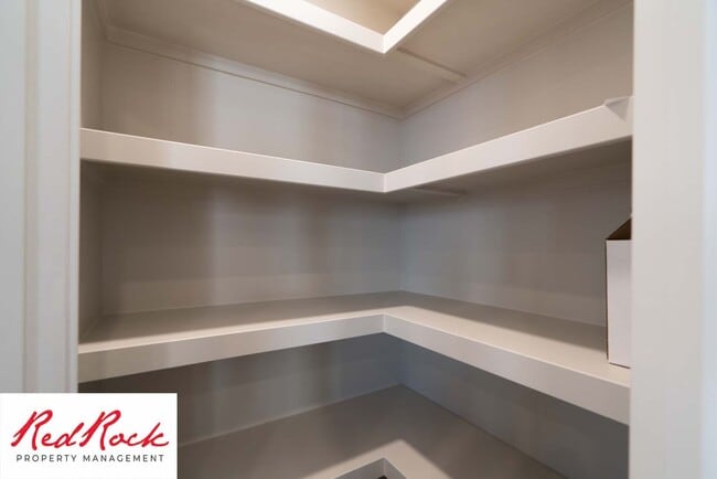 Building Photo - Spacious End Unit Townhome in Hurricane He...