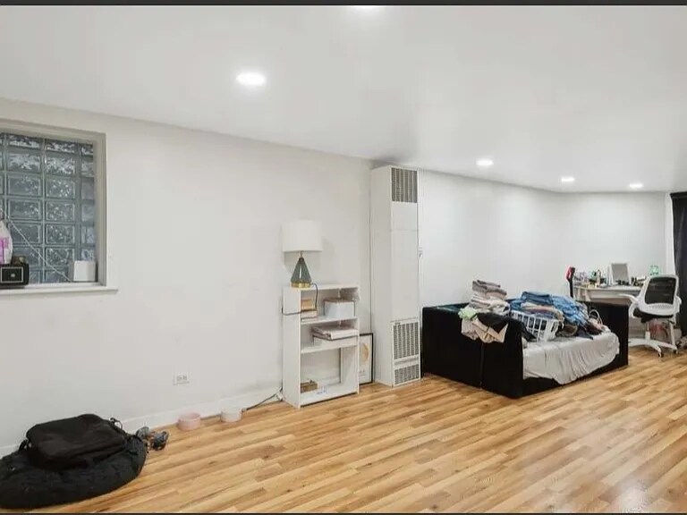 Building Photo - 1618 W Carmen Ave