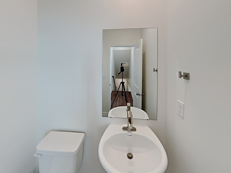 Building Photo - 6584 Old Forest Dr