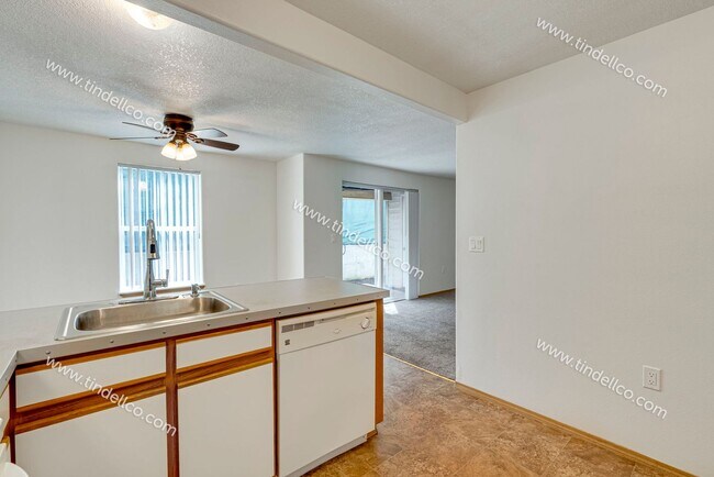 Building Photo - Spacious Pet-Friendly Ground Level Unit w/ Parking Included!
