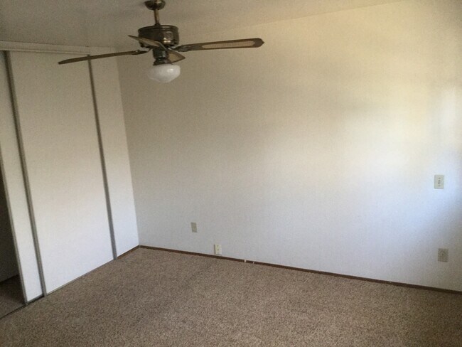 Building Photo - NE 3 Bdrm House, 2 Bath, New Carpet & Pain...
