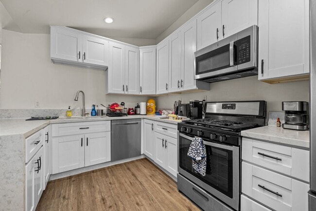 Building Photo - Two full kitchens + two washers & dryers!