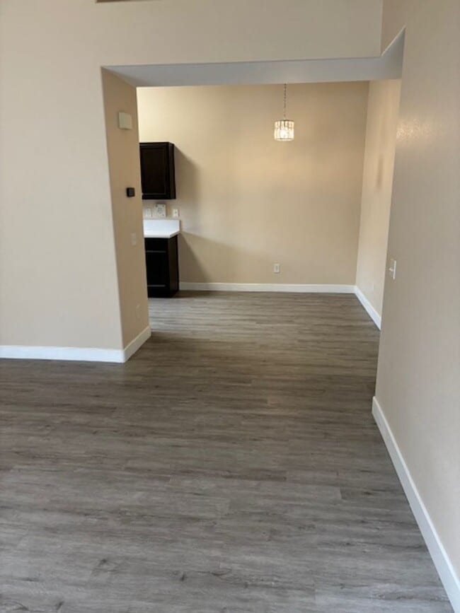 Building Photo - Beautiful, spacious top-floor 2-bedroom, 2-bathroom condo in the Southwest