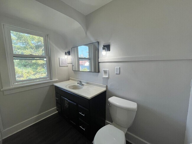 Building Photo - 322 N 2nd Ave