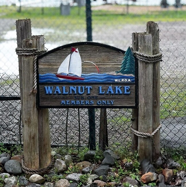 Building Photo - Lakeside Living!