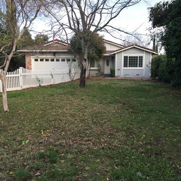 Fenced Front yard - 131 Cavan Ct