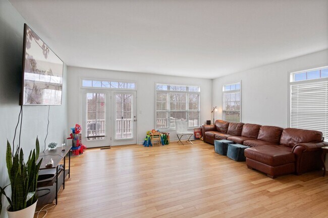 Building Photo - Waterfront Living in Colonial Beach | Monroe Bay Views | 3BR Townhome w/ Garage | 2,200 Sq Ft