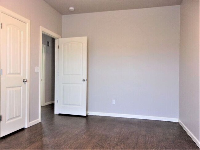 Building Photo - 2 bed 1 Bath 1 Car Garage Townhome in Del City