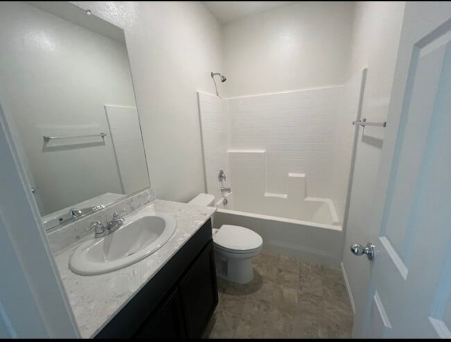 Building Photo - Stunning 3 bedroom, 3 bathroom home located in Visalia, CA.