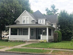 Building Photo - Northwest Gem: Spacious 4 Bedroom, 2 Bath Bungalow
