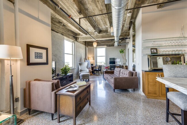 Building Photo - 221 W Lancaster-11071